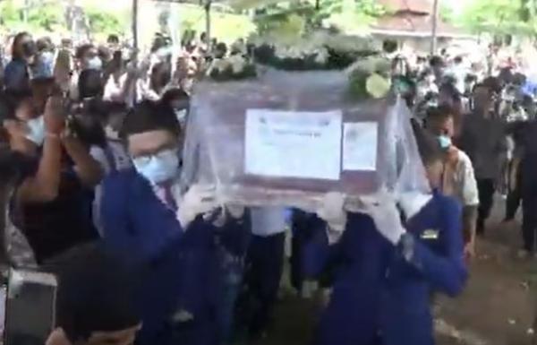 Prosesi pemakaman pramugari Siriwjaya Air SJ-182, Mia Tresetyani di Badung, Bali. (Foto: iNews/Bagus Alit)