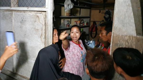 Emak-emak menggerebek tempat judi di kawasan Medan Marelan, Kota Medan, Rabu (20/1/2021) malam. (Foto: iNews/Rusli HR)