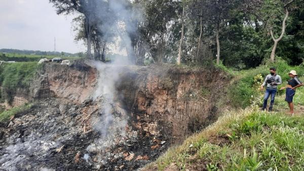 Lokasi ledakan dahsyat di bekas galian C2 Lokasi ledakan dahsyat di bekas galian C di Dusun Watu Umpak, Desa Kepuhpandak, Kecamatan Kutorejo, Kabupaten Mojokerto. Api masih tampak berkobar meski sudah berusaha dipadamkan oleh petugas pemadam kebakaran. (Foto: SINDOnews/Tritus Julan)