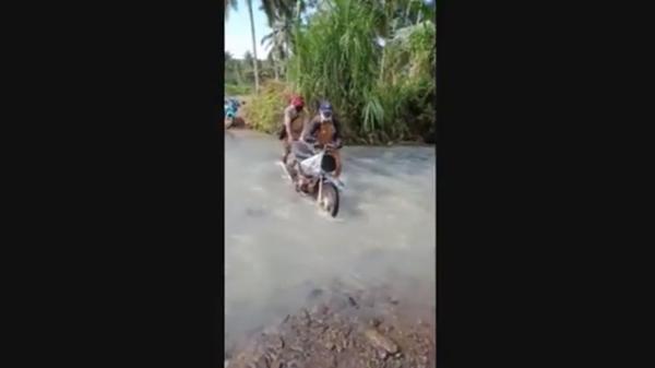 Lewati sungai dan jembatan, perjuangan guru di Tanggamus, Lampung untuk mengajar (Indra Siregar/iNews)