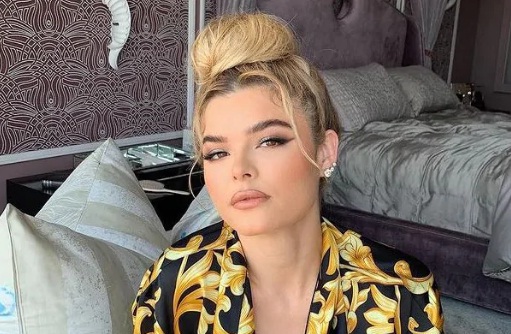 Anna Monroe Petinju legendaris Floyd Mayweather Jr kabarnya sudah bertunangan dengan penari striptis bernama Anna Monroe. Mereka bahkan berniat memiliki momongan tahun ini. (Foto: Instagram)