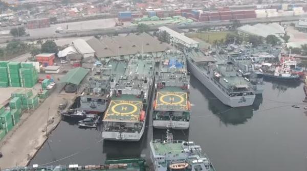 Kapal kirim bantuan sembako (Foto: TNI AD)