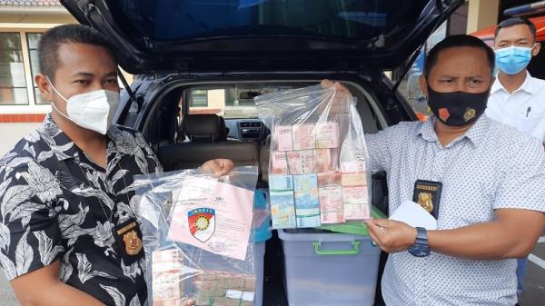 Penyidik Satreskrim Polres Kota Tasikmalaya menunjukkan barang bukti korupsi uang tunai Rp300 juta. (Foto: iNewsTv/Asep Juhariyono)