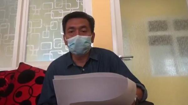 Kepala Puskesmas Kwanyar M Toha menjelaskan kronologi empat bayi kembar meninggal tak lama setelah dilahirkan di Kabupaten Bangkalan, Madura, Jatim, Sabtu (23/1/2021). (Foto: iNews/Taufik Syahrawi)