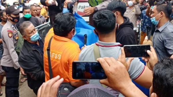 Polisi mengevakuasi mayat korban yang ditemukan tergantung di salon kecantikan di Jalan Merak Dalam Desa Tanjung Niaga, Kecamatan Nanga Pinoh Kabupaten Melawi, Sabtu (23/01/21). (Foto: iNews/Faisal Abubakar)