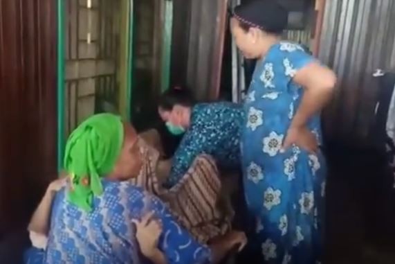 Detik-detik Ernawati melahirkan bayi perempuan di atas perahu di Banjar, Kalsel. (Foto: iNews/Suhardian)