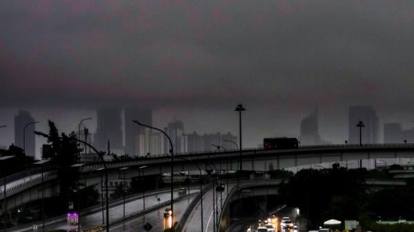 Jakarta Dilanda Hujan Lebat Disertai Angin Kencang, 6 Pohon Tumbang