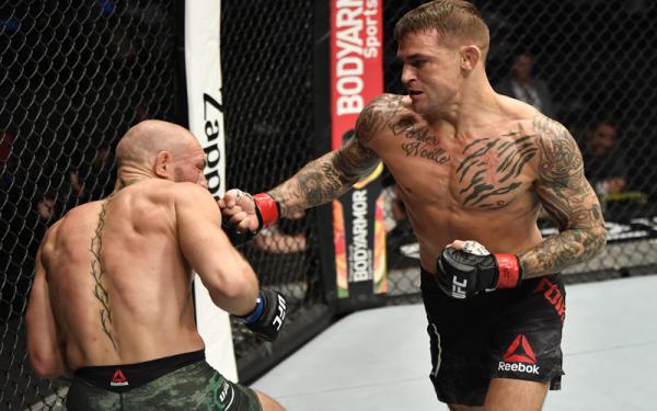 Kaki Conor McGregor mati rasa usai dihajar Dustin Poirier pada UFC 257, Minggu (24/1/2021) siang. Dia meninggalkan Etihad Arena dengan menggunakan tongkat. (Foto: Twitter @ufc)