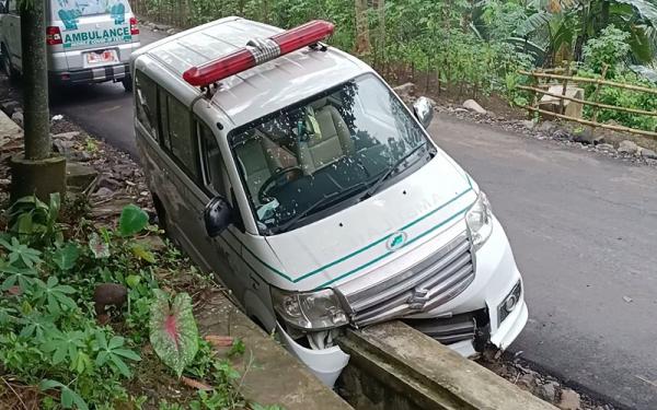 Sopir Diduga Ngantuk, Ambulans Bawa Jenazah Tabrak Gorong-gorong di Tasikmalaya