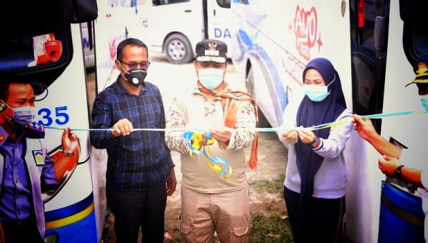 Wagub Sulsel Andi Sudirman Sulaiman dan Bupati Luwu Utara, Indah Putri Indriani meluncurkan secara resmi operasional bus Damri rute Masamba-Sabbang-Rongkong di Desa Limbong, Kecamatan Rongkong. (Foto: Istimewa)
