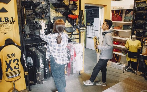 Waist bag diminati kaum milenial. (Foto: Istimewa)