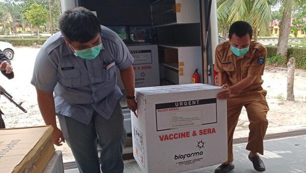 Dinkes Bangka Tengah menerima vaksin Covid-19 Sinovac di depan ruang penyimpanan obat-obatan Dinkes Bangka Tengah, Selasa (20/1/2021). (Foto: iNews.id/Rachmat Kurniawan)
