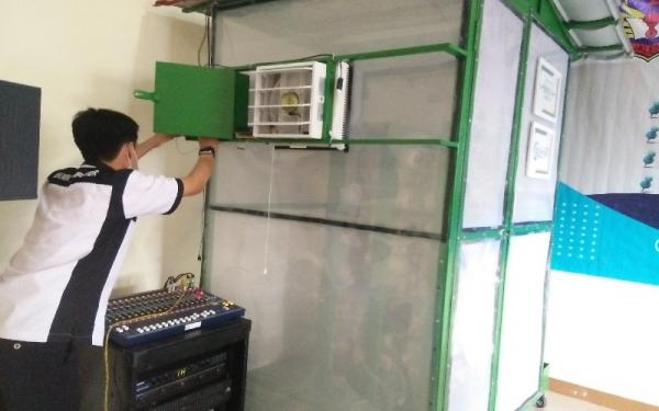 Defa mengoperasikan Mustech. (Foto: iNews.id/Inin Nastain)