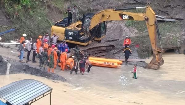 Tim gabungan mengevakuasi delapan jasad pekerja tambang manual yang terperangkap dalam terowongan di Desa Mentawakan Mulia, Kecamatan Mentewe, Kabupaten Tanah Bumbu, Kalsel, Rabu (27/1/2021). (Foto: iNews/Zainal Hakim)