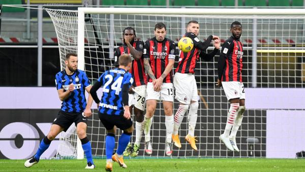 Gol tendangan bebas Eriksen Gelandang Inter Milan Christian Eriksen (24) mencetak gol ke gawang AC Milan melalui tendangan bebasnya pada perempat final Coppa Italia di Giuseppe Meazza, Rabu (27/1/2021) dini hari WIB. (Foto: REUTERS)