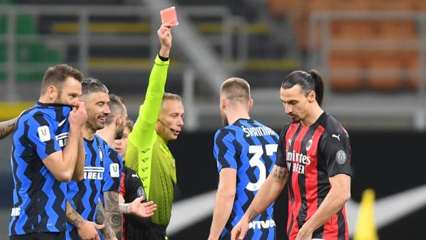 Ibrahimovic kartu merah Striker AC Milan Zlatan Ibrahimovic (kanan) mendapat kartu merah saat meladeni Inter Milan pada perempat final Coppa Italia di Giuseppe Meazza, Rabu (27/1/2021) dini hari WIB. (Foto: REUTERS)