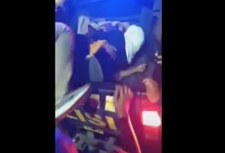 Sepasang kekasih masih berpelukan saat dibawa ke mobil polisi di Batubara, Sumut. (Foto: iNews/Fadly Pelka)