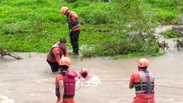 Evakuasi Tim Basarnas Padang, Sumbar, mengevakuasi emak-emak yang terjebak air bah (Budi Sunandar/iNews)
