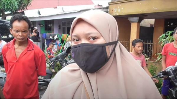Sonia, warga Medan yang kaget kucing peliharaannya sudah dimutilasi. (foto: iNews/Ahmad Ridwan Nasution)