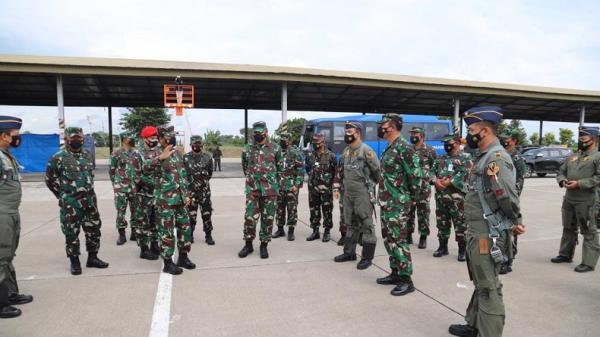 Panglima TNI Marsekal TNI Hadi Tjahjanto meninjau fasilitas baru di Lanud Iswahjudi Madiun, Jawa Timur, Kamis (28/1/2021). (Foto: iNews/Puspen TNI)