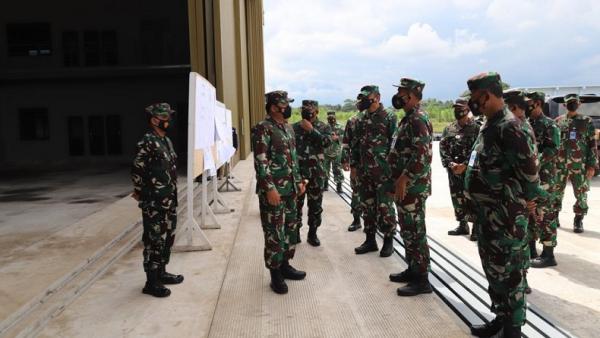 Panglima TNI Marsekal TNI Hadi Tjahjanto meninjau fasilitas baru di Lanud Iswahjudi Madiun, Jawa Timur, Kamis (28/1/2021). (Foto: iNews/Puspen TNI)