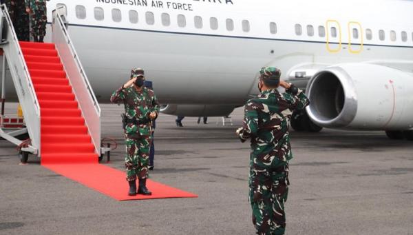 Panglima TNI Marsekal TNI Hadi Tjahjanto meninjau fasilitas baru di Lanud Iswahjudi Madiun, Jawa Timur, Kamis (28/1/2021). (Foto: iNews/Puspen TNI)
