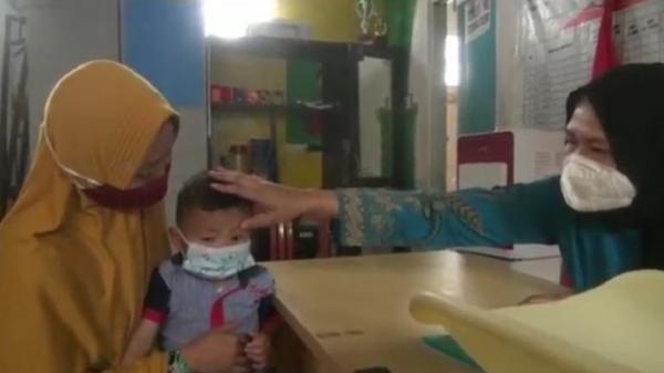 MNC Peduli2 MNC Peduli melaksanakan giat sosial antisipasi stunting di Posyandu Melati 5, Kampung Bantar, Desa Kompa, Kecamatan Parungkuda, Kabupaten Sukabumi, Jawa Barat, Kamis (28/1/2021). (Foto: iNews/M Indra Firdaus)