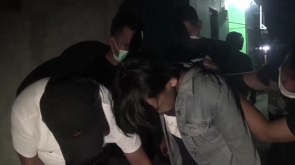 Pelajar SMA di Padang menangis saat ditangkap polisi. Dia ditangkap karena edarkan sabu (Budi Sunandar/iNews)