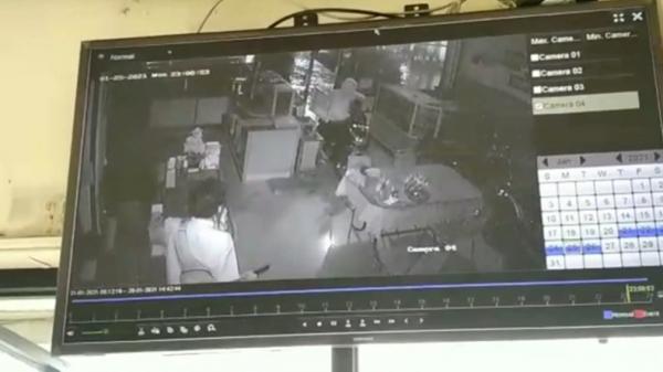pencuri uang CCTV Tersangka pencuri uang dibrankas rumah makan Payakumbuh terekam CCTV (Agung Sulistyo/iNews)