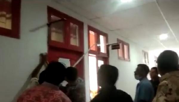 Sejumlah anggota DPRD Timor Tengah Utara, Provinsi Nusa Tenggara Timur (NTT), menyegel ruang pimpinan DPRD Timor Tengah Utara, Kamis (28/1/2021). (Foto: iNews/Seth Besie)