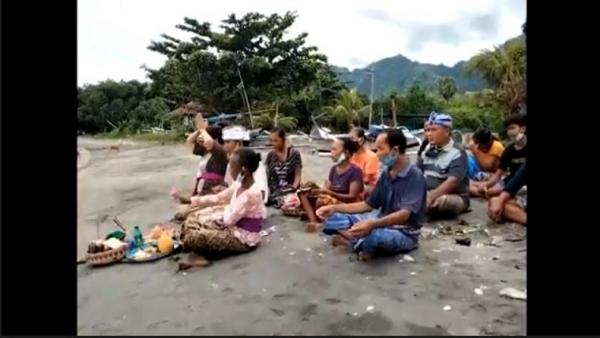 Upacara adat Bali yakni  Upacara Upah-Upahan atau sembahyang menghadap laut. Gunanya untuk mendeteksi keberadaan korban.   “Kami berharap korban ditemukan, maka kami juga berupaya melalui sembahyang menghadap laut. (Foto: iNews/Zainuddin Yasin)