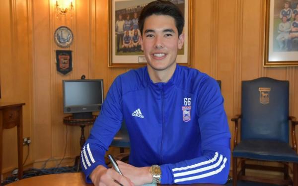 Elkan Baggott resmi bertahan di Ipswich Town. Kabar tersebut membuat kabar kepindahan ke Manchester United (MU) batal terwujud. (Foto: Dok Ipswich Town)