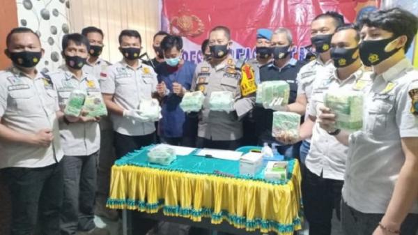 Menyamar Jadi Pembeli Polisi Tangkap Kurir Narkoba Di Tol Binjai 10