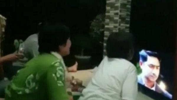 Penggemar saat menonton Sinetron Ikatan Cinta Reaksi penggemar saat menonton Sinetron Ikatan Cinta yang tayang di RCTI. (Foto: Istimewa)