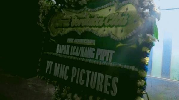 Karangan bunga duka cita dari PT MNC Picture di depan rumah duka almarhum Kang Pipit. (Foto: Arif Budianto)