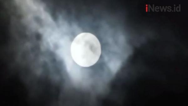 Video Fenomena Langka Bulan Purnama Tepat Berada di Atas Ka'bah