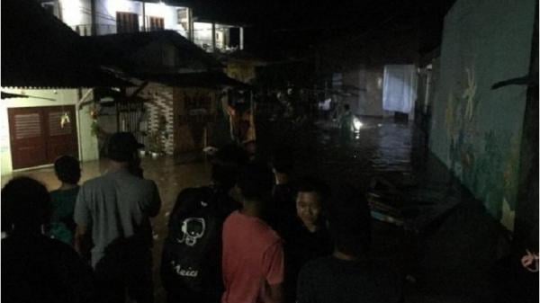 banjir bandang sumbawa Sejumlah warga menyaksikan banjir bandang yang menerjang Kecamatan Sumbawa dan Labuhan Badas, Kabupaten Sumbawa, NTB. (Foto: ANTARA)