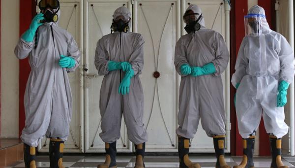 Petugas Krematorium memasukkan jenazah Covid Para petugas yang menangani jenazah Covid-19 di Krematorium Keputih, Surabaya, Sabtu (30/1/2021). (Foto: SINDONews/Ali Masduki)
