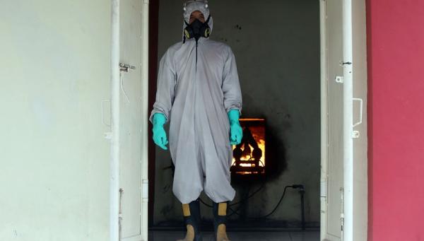 Petugas yang menangani jenazah Covid-19 Para petugas yang menangani jenazah Covid-19 di Krematorium Keputih, Surabaya, Sabtu (30/1/2021). (Foto: SINDONews/Ali Masduki)