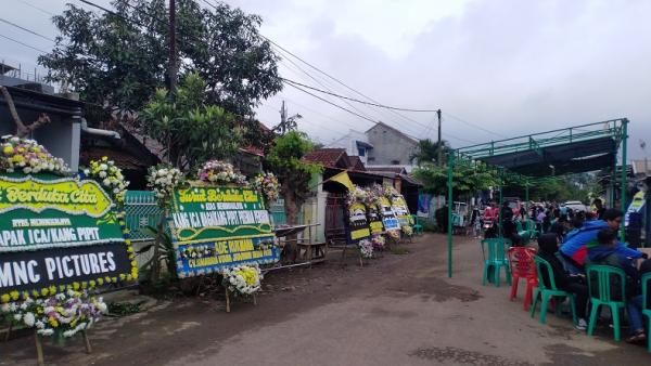 Suasana di rumah duka Kang Pipit, Kampung Rancanilem, Desa Bojongloa, Kecamatan Rancaekek, Kota Bandung, Sabtu (30/1/2021). (Foto: SINDONews/Agung Bakti Sarasa)