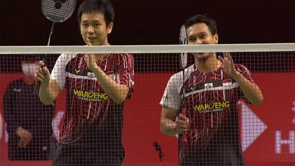 Ahsan/Hendra Ganda putra Indonesia Mohammad Ahsan/Hendra Setiawan gagal mempertahankan gelar pada BWF World Tour Finals 2020 usai takluk dari pasangan Taiwan Lee Yang/Wang Chi-Lin pada final di Impact Arena, Bangkok, Minggu (31/1/2021). (Foto: Twitter @BWFMedia)