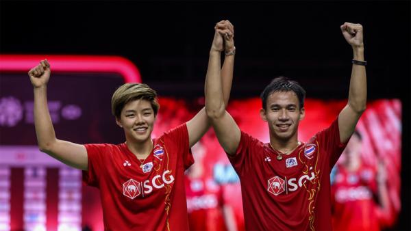 Dechapol Puavaranukroh/Sapsiree Taerattanachai Ganda campuran Thailand Dechapol Puavaranukroh/Sapsiree Taerattanachai juara BWF World Tour Finals 2020 setelah mengalahkan wakil Korea Selatan Seo Seung Jae/Chae Yujung pada final di Impact Arena, Minggu (31/1/2021). (Foto: Twitter @BWFMedia)