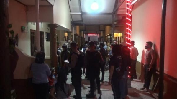 Polda Kalteng gerebek pasangan mesum di wisma di Palangkaraya (Ade Sata/iNews)