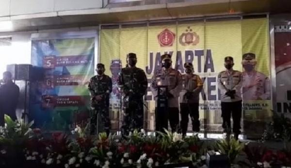 Kapolri Jenderal Pol Listyo Sigit dan Panglima TNI Marsekal Hadi Tjahtjanto membagikan masker di Pasar Tanah Abang. (Foto Sindonews).