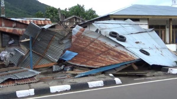 Angin puting beliung menerjang Flores Timur, NTT (Joni Nura/iNews)