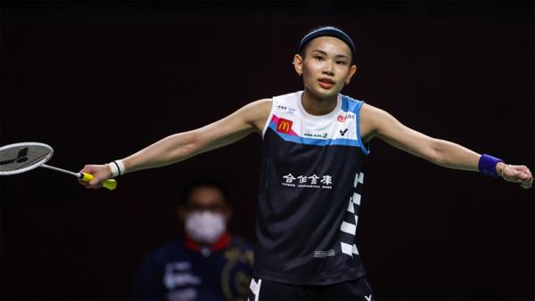 Pebulu tangkis tunggal putri Taiwan Tai Tzu-ying menjuarai BWF World Tour Finals 2020 usai mengalahkan wakil Spanyol Carolina Marin pada final, Minggu (31/1/2021) sore. (Foto: Twitter @badmintonphoto)