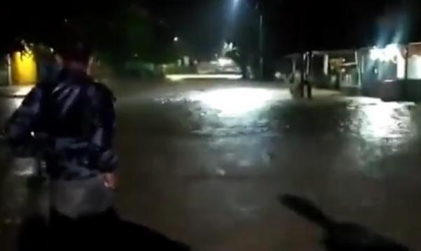 Banjir NTB Banjir merendam ratusan rumah warga di Lombok Barat, NTB. Warga di Kecamatan Sekotong dan Lembar mengungsi, Minggu (31/1/2021) malam. (Foto: iNews.id/Muzakir)