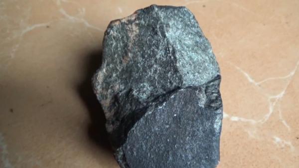 Batu yang diduga metor jatuh di rumah Satinem warga Kampung Mojopahit, Kecamatan Gunungsugih, Lampung Tengah (Roy M Paleoli)