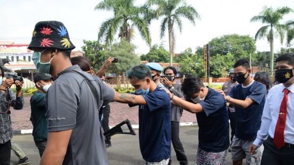 Empat tersangka penganiayaan preman hingga tewas diamankan di Mapolresta Bandung, Senin (1/2/2021). (Foto: iNews.id/Polresta Bandung)