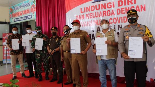 Bupati Lampung Barat Parosil Mabsus dan Forkopimda usai disuntik vaksin Covid-19 (Enrico Ngantung/iNews)